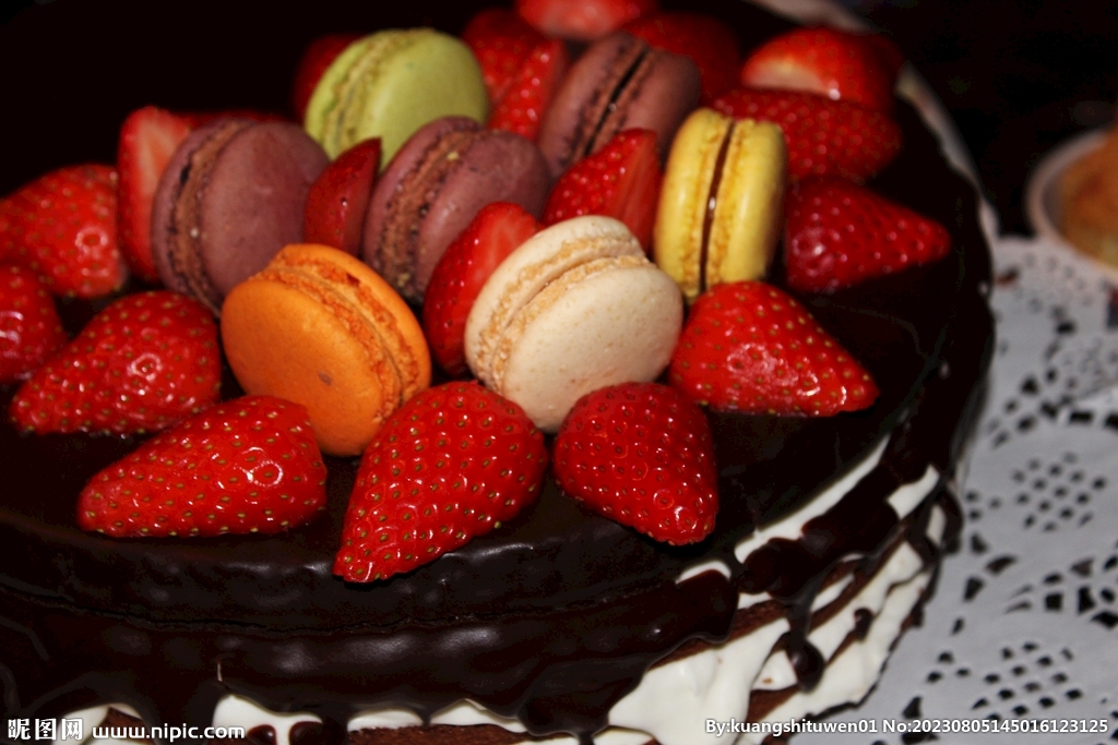 马卡龙草莓蛋糕图片