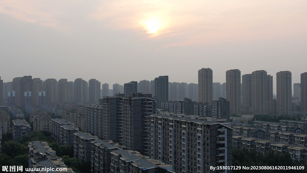 夕阳下的城市住宅楼