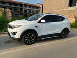 白色SUV 