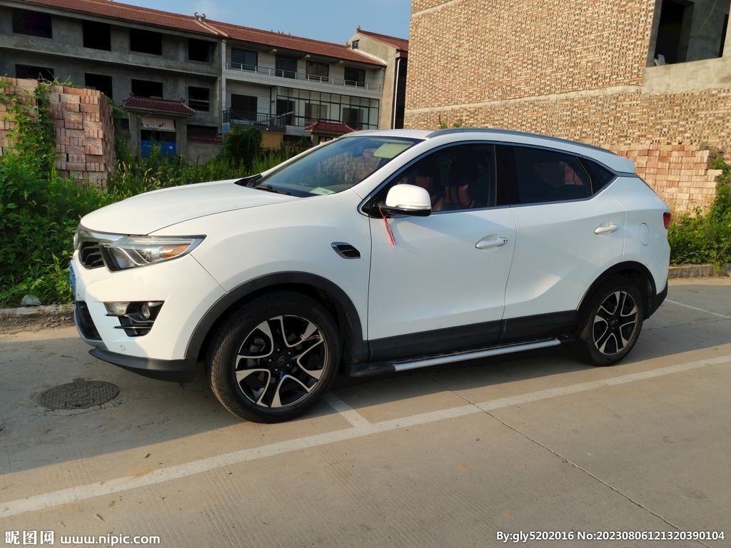 白色SUV 
