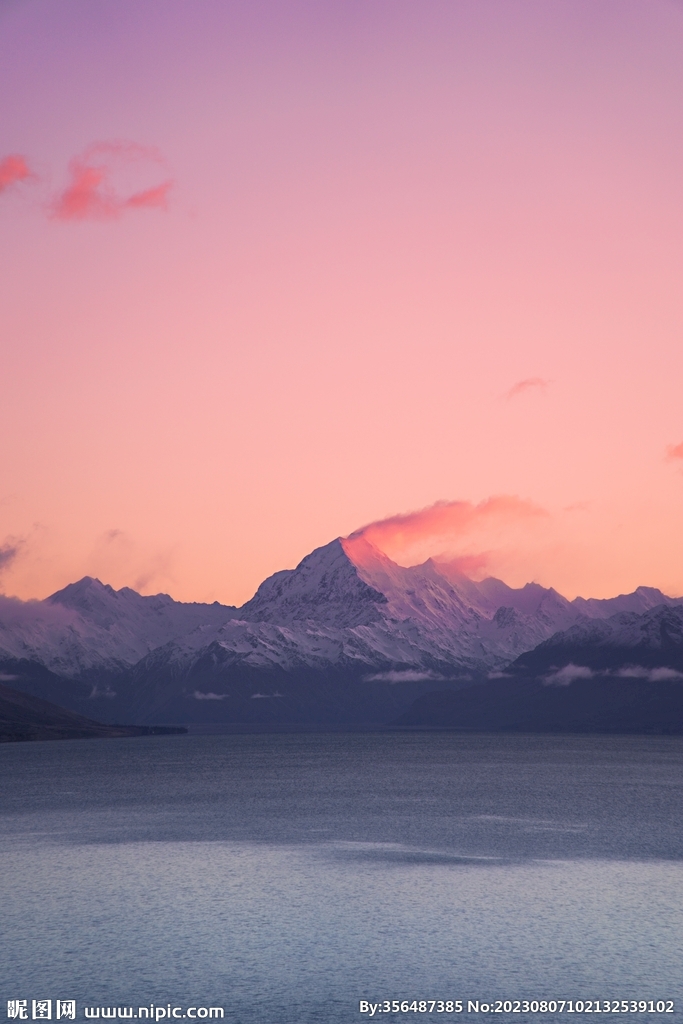 雪山湖泊