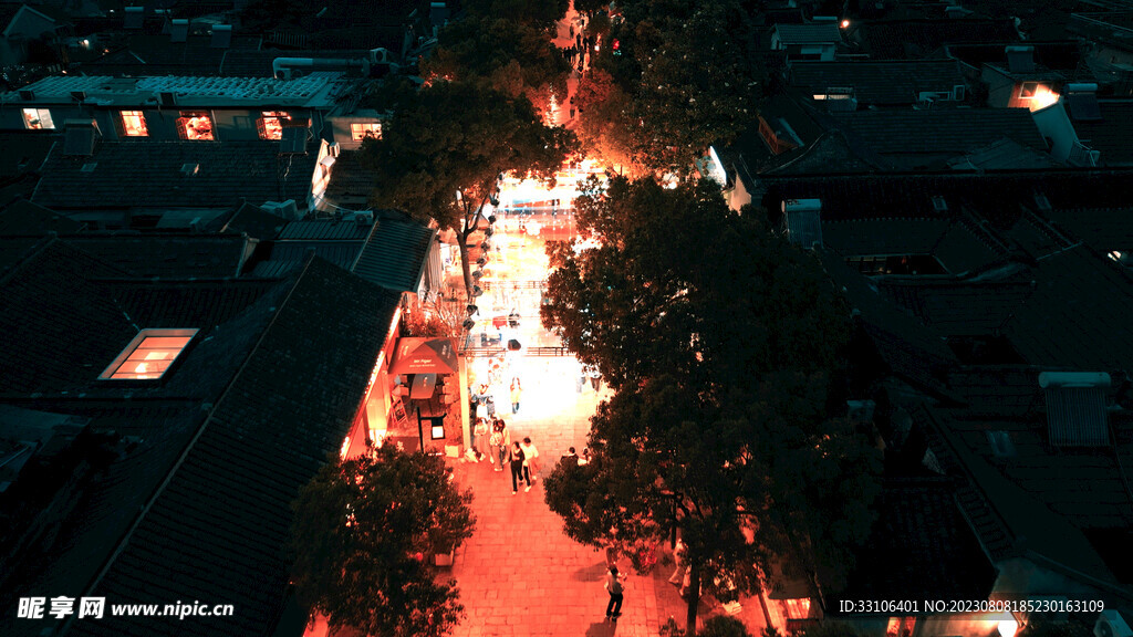 夜晚车水马龙的皮市街道