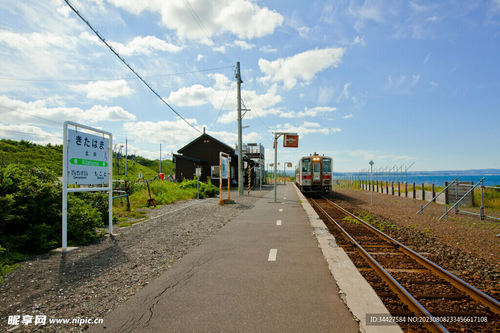 日本乡村火车轨道风光照