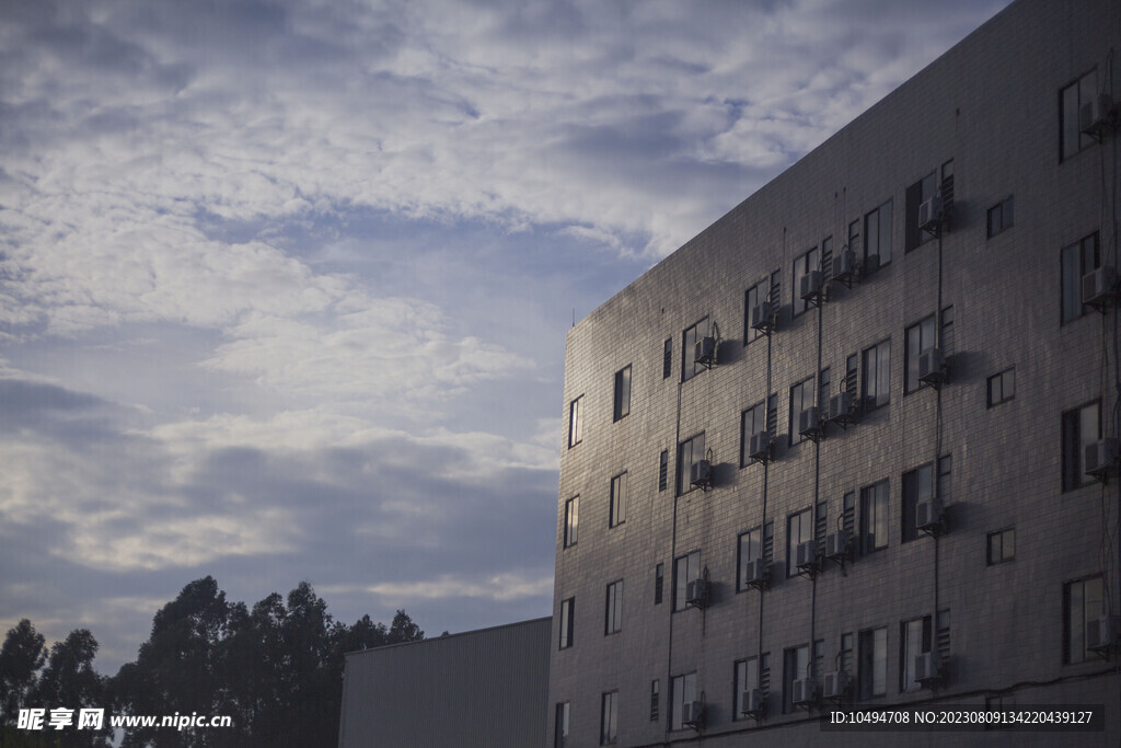 紫色天空背景的工厂宿舍楼