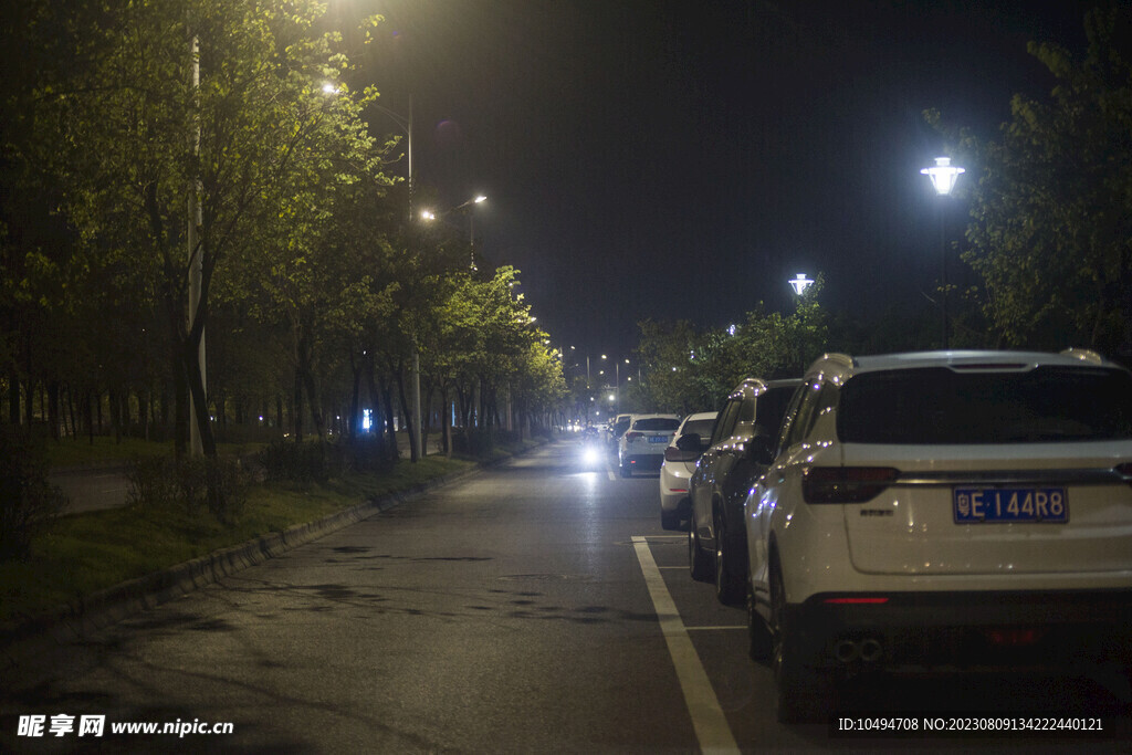 夜间工业区路段随牌