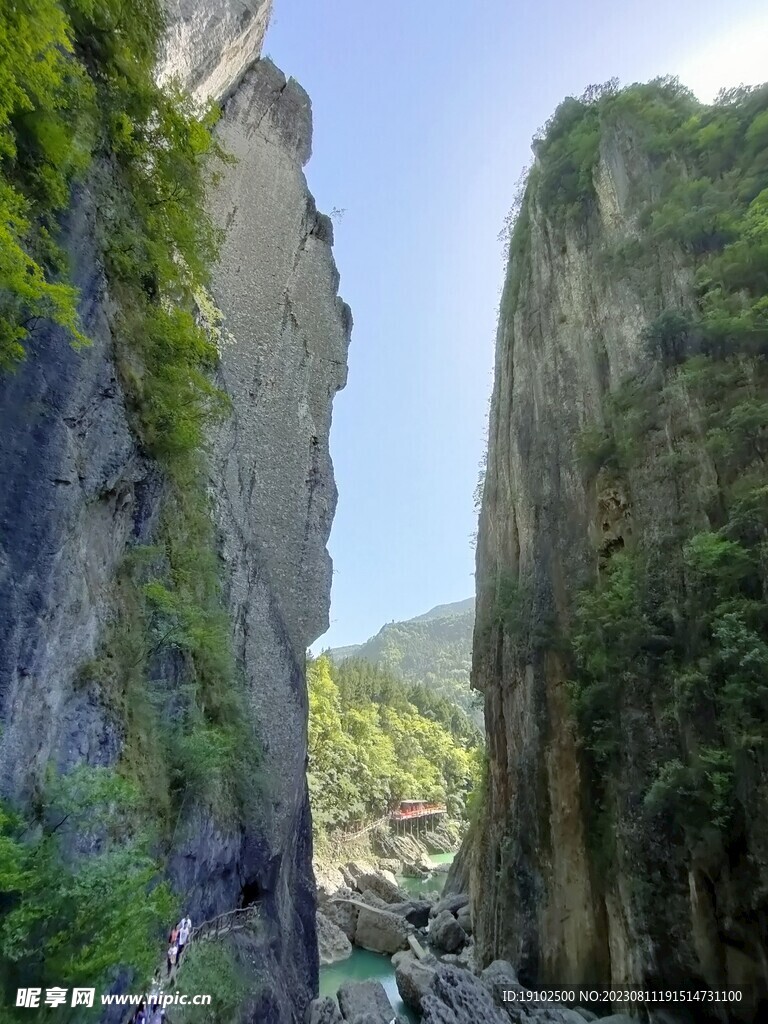 山峰耸立