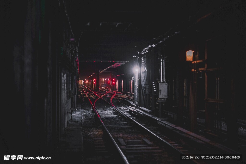 黑暗的地铁轨道