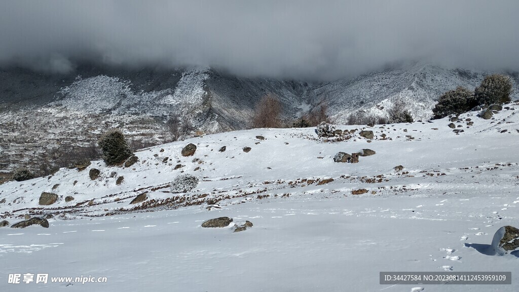 雪山和云海