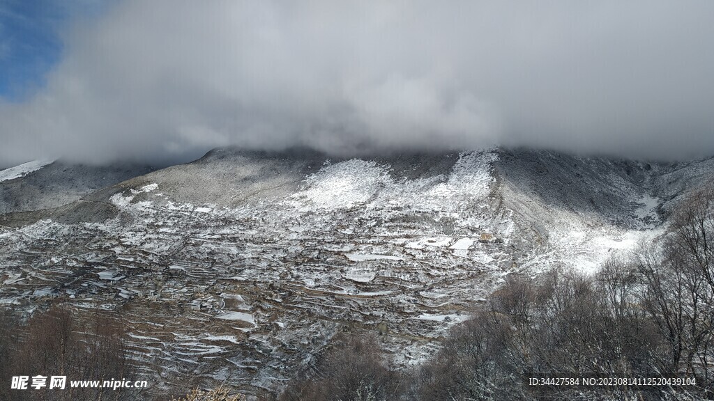 雪山和村庄