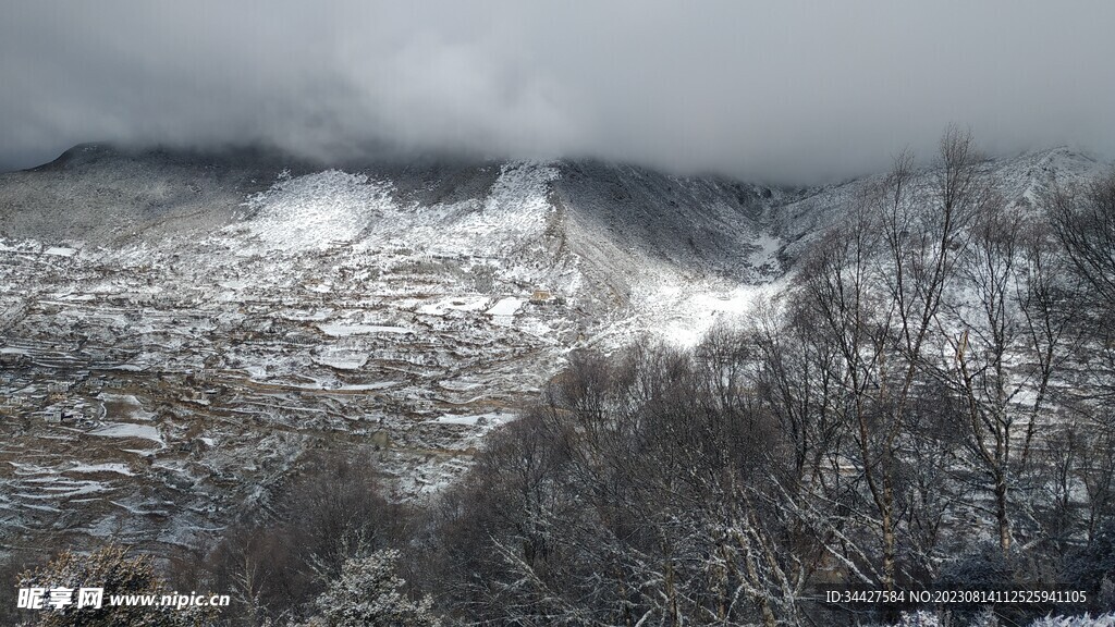 雪山和村庄