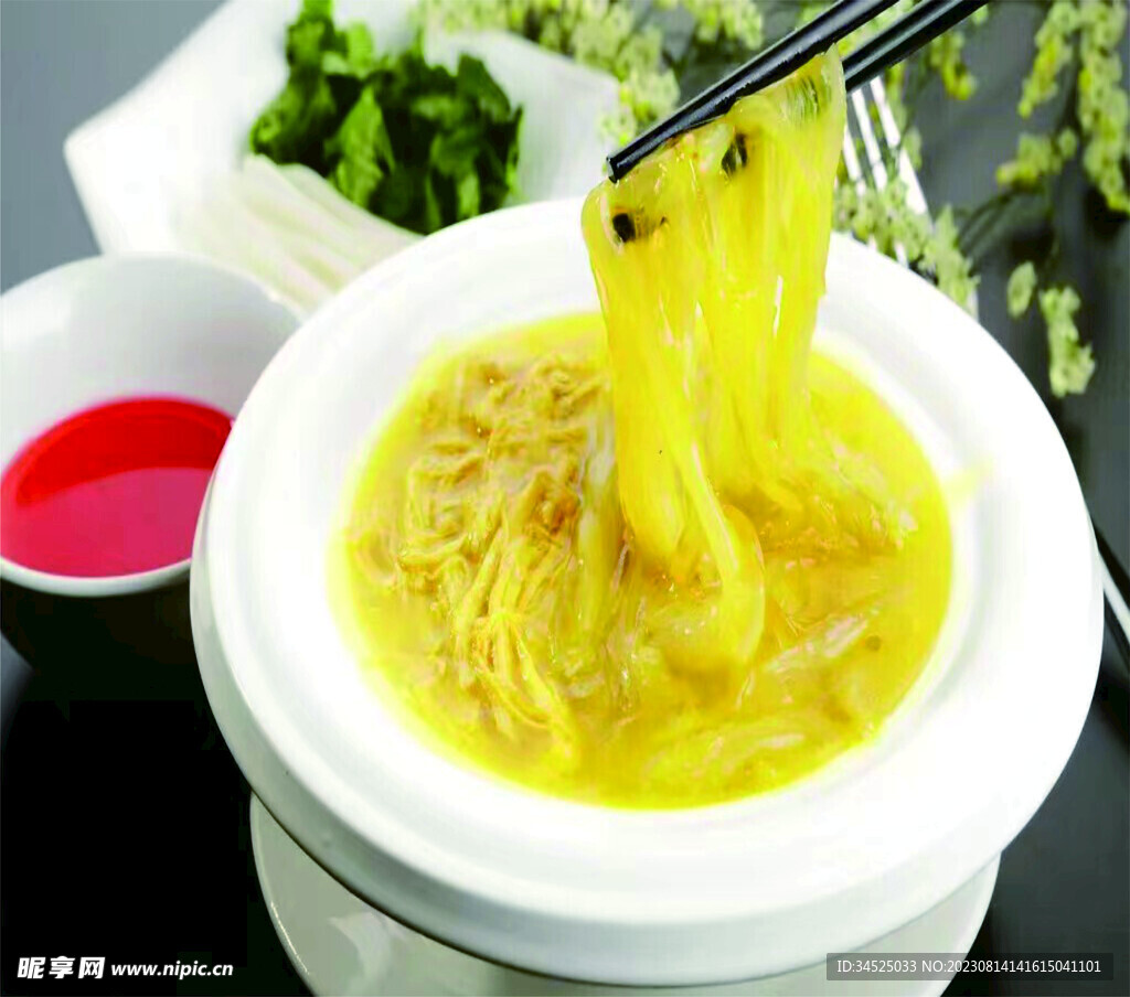 浓汤鸡煲鱼翅
