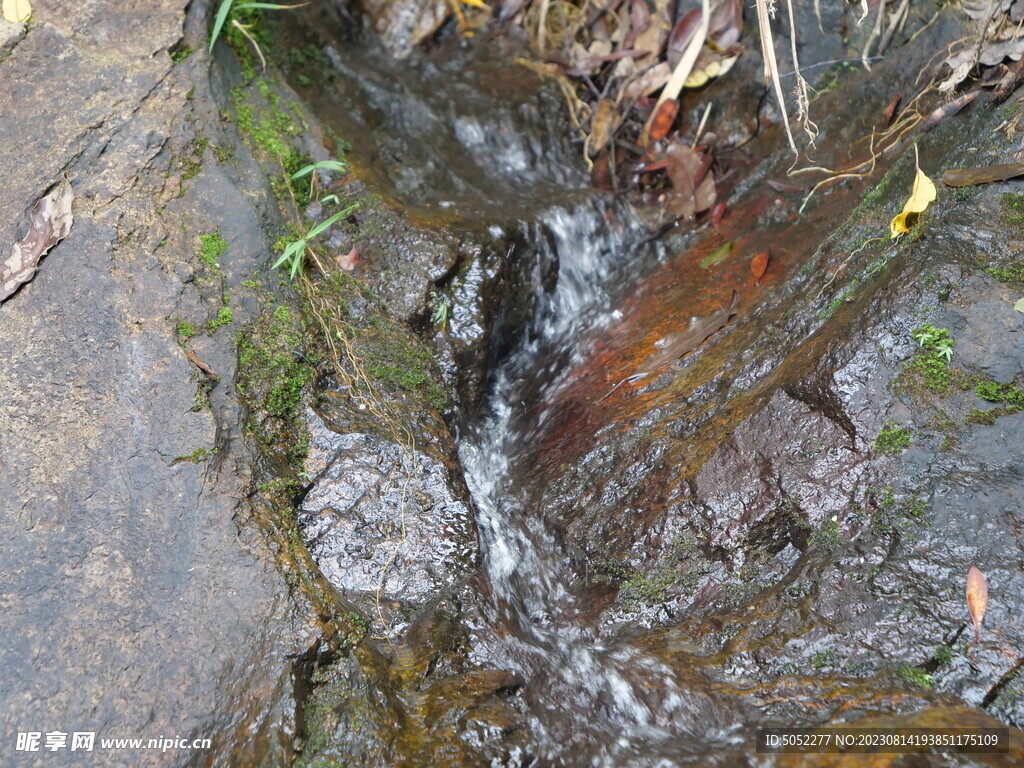 山间溪流