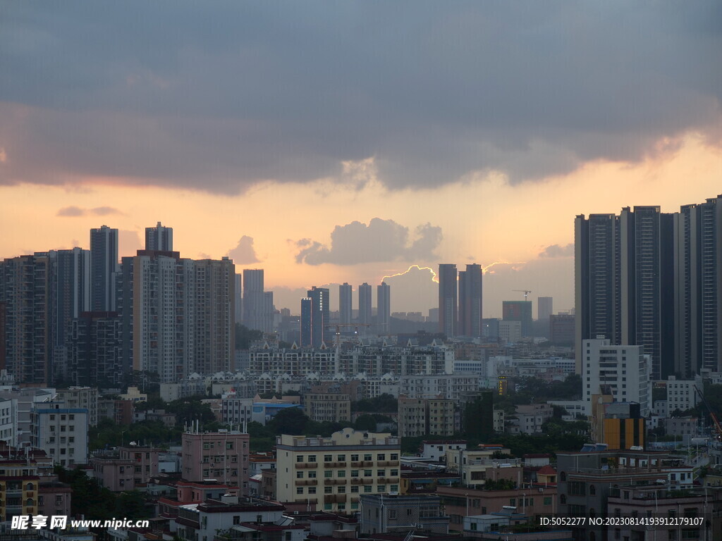 黄昏下的城市建筑