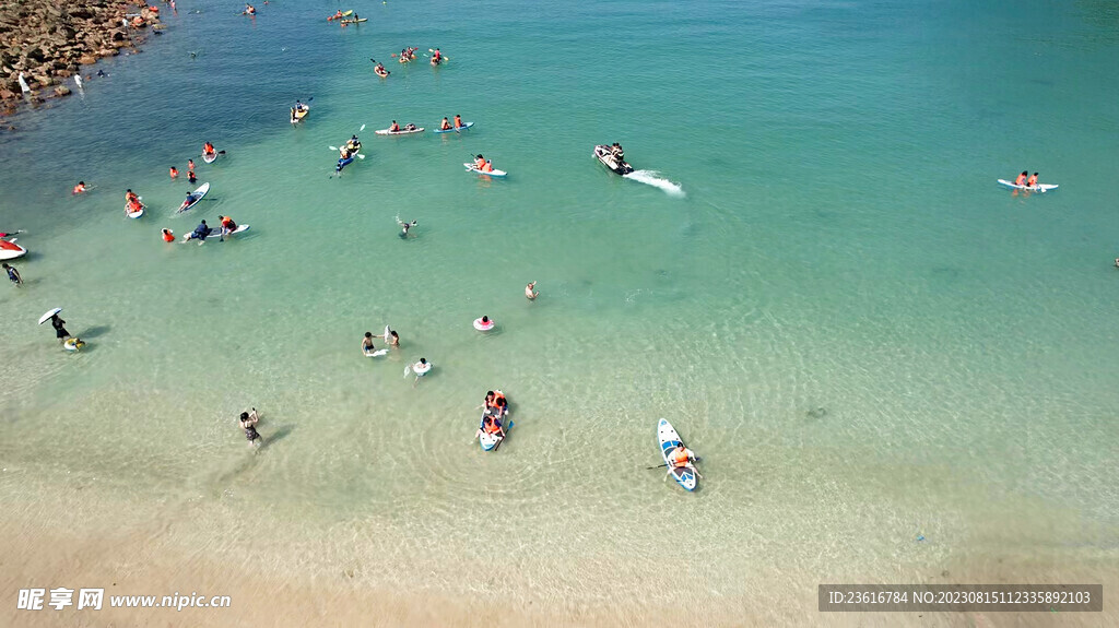 青绿色的海水