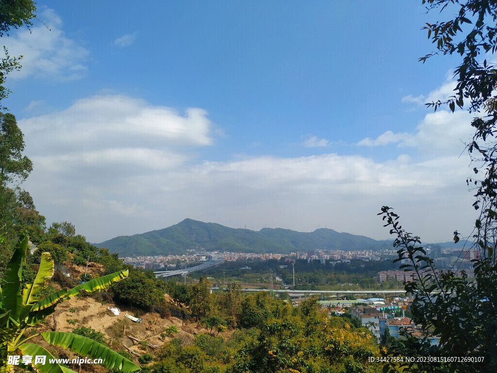 高速公路和山