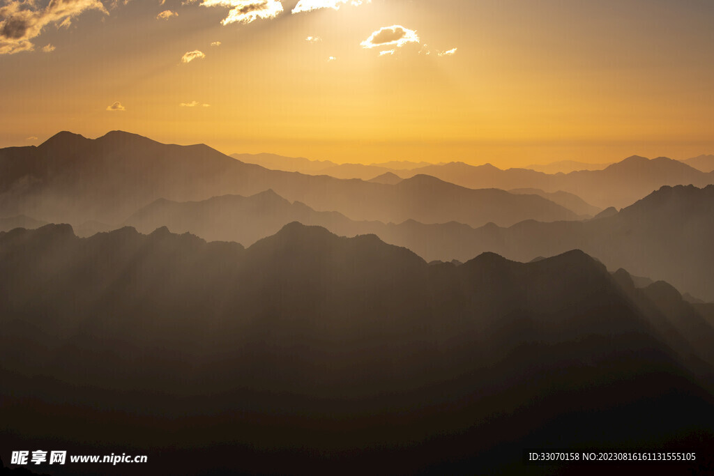 光芒万丈千重山