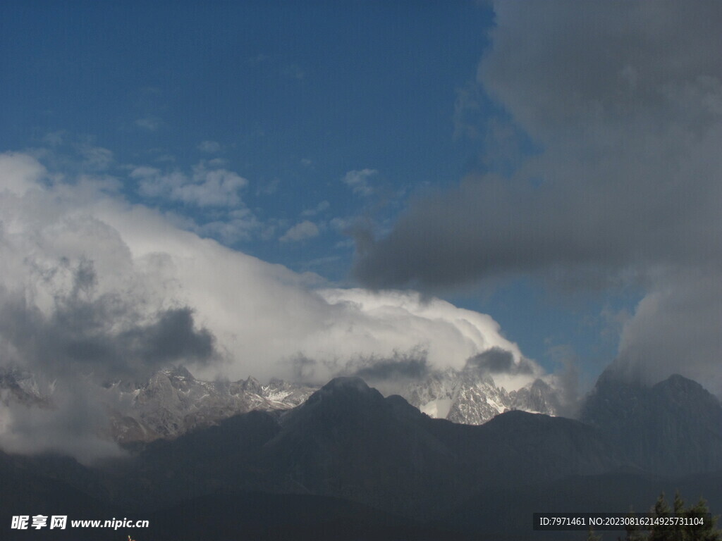 山峰云端