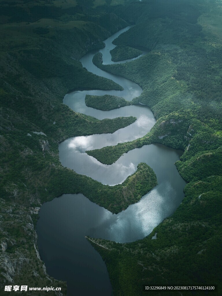 蛇形蜿蜒河谷山河图