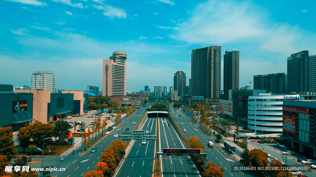 交通繁忙的城市道路扬子江隧道