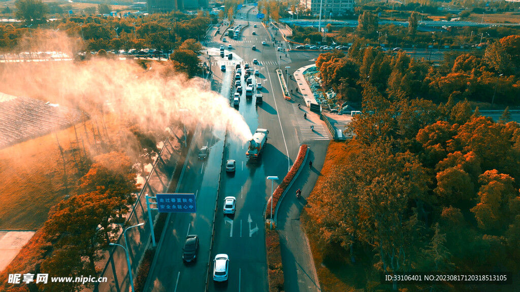 跟踪城市道路清洁喷雾洒水车