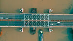 水路繁忙的扬州大桥