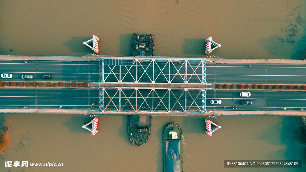 水路繁忙的扬州大桥