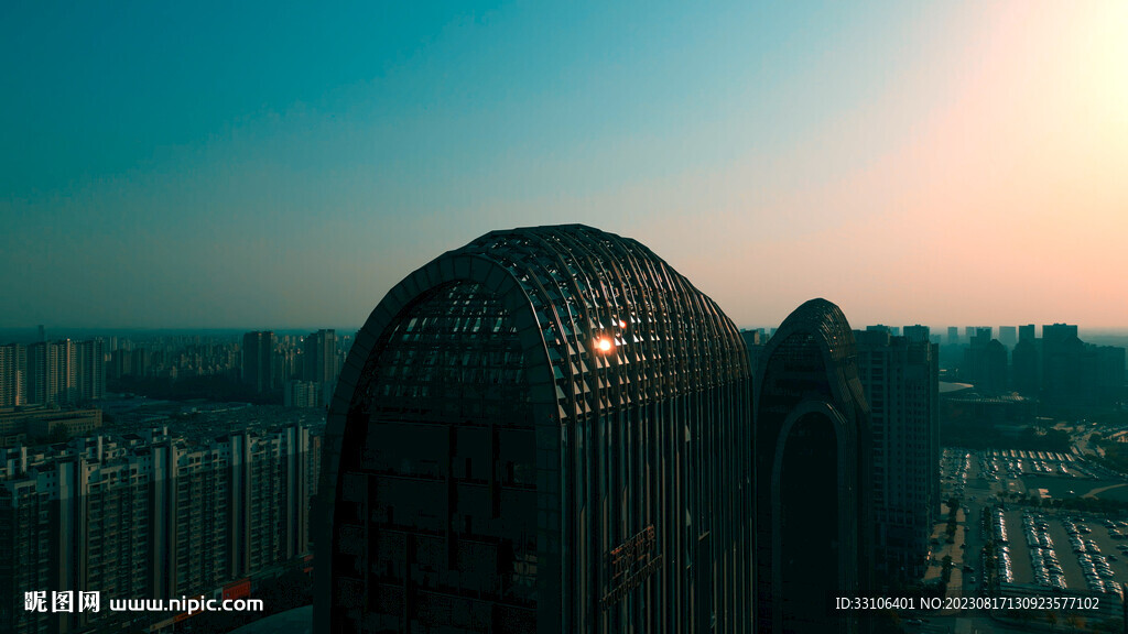 夕阳反光点缀五彩世界高楼