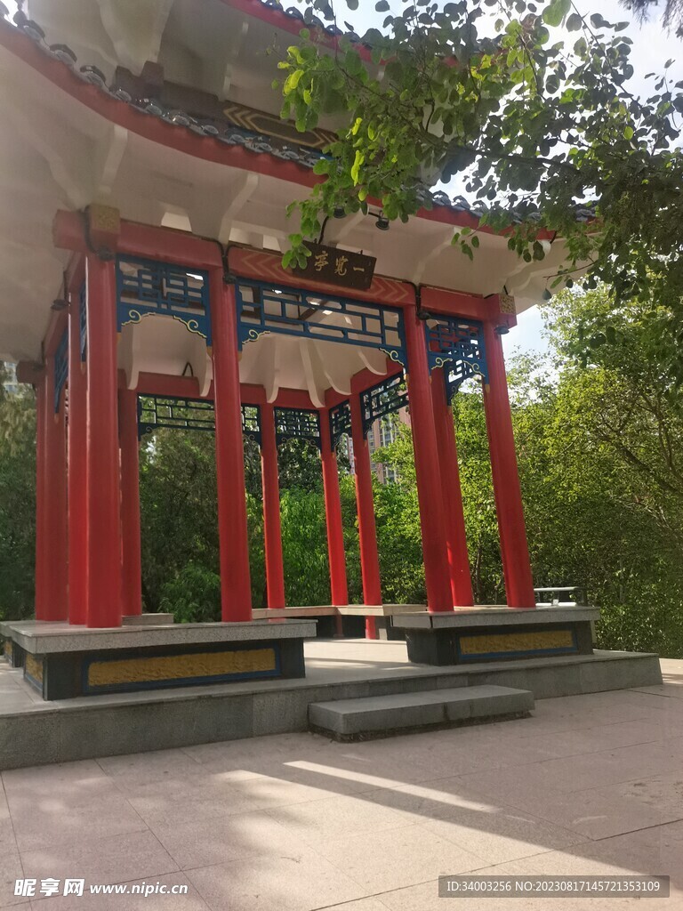 公园里复古凉亭