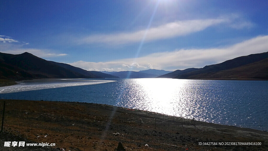 山脉湖景