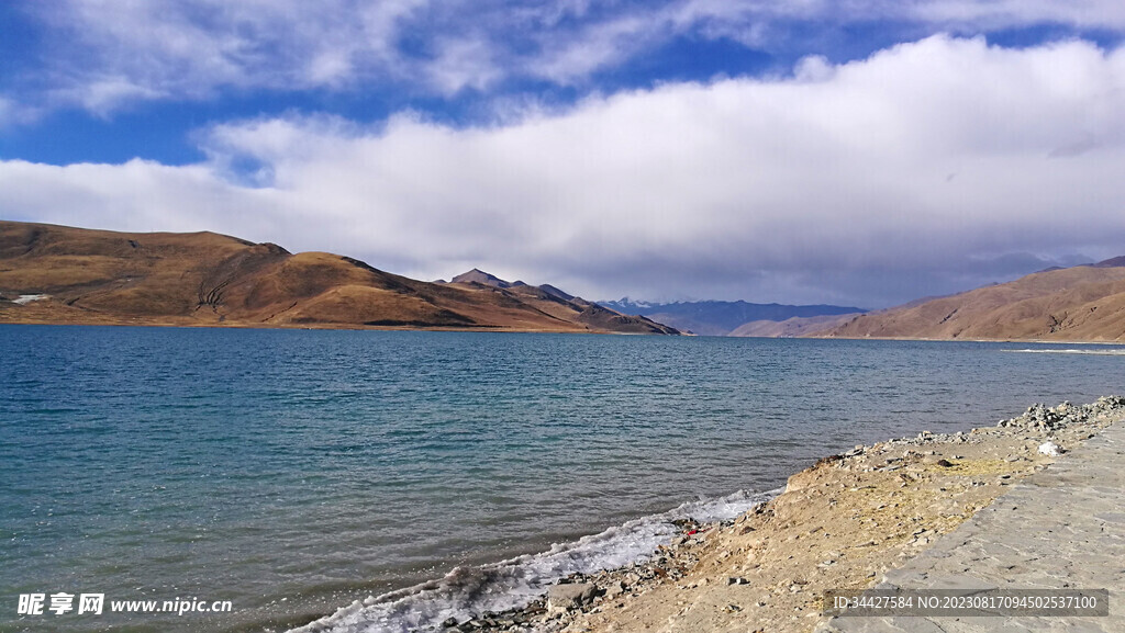 山脉湖景