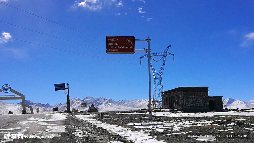 雪山和路牌