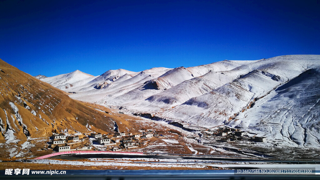 雪山和村庄