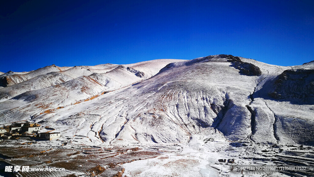 雪山和村庄