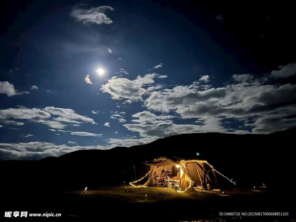 塔公草原露营夜景