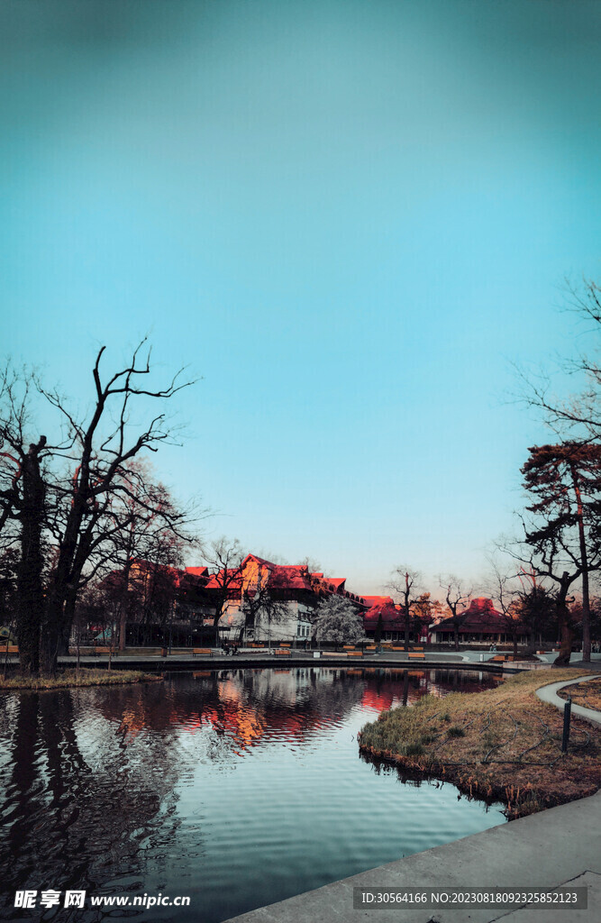 城市公园湖面