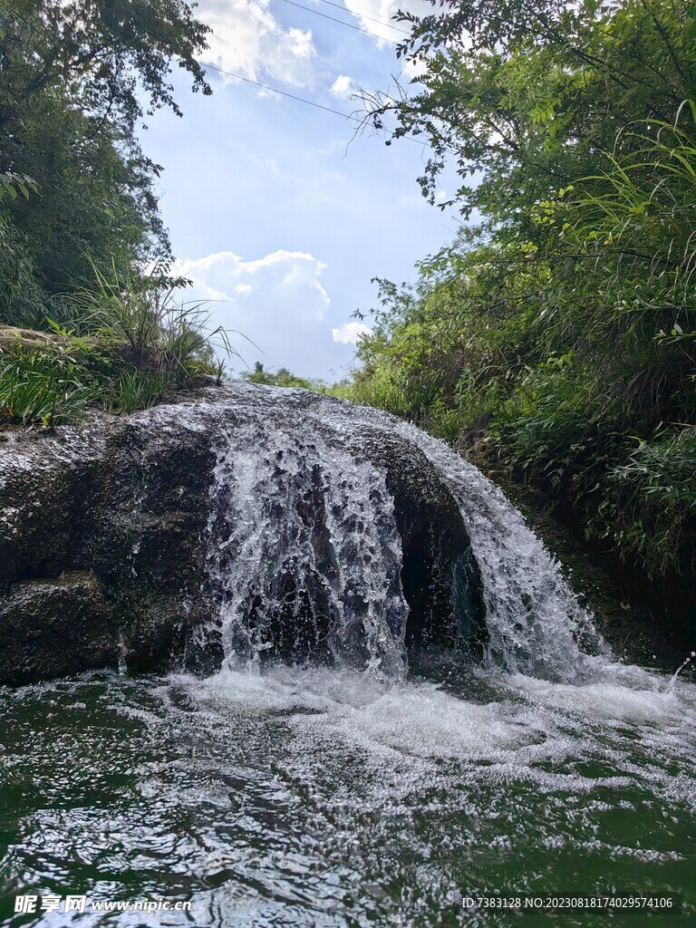 小溪流淌