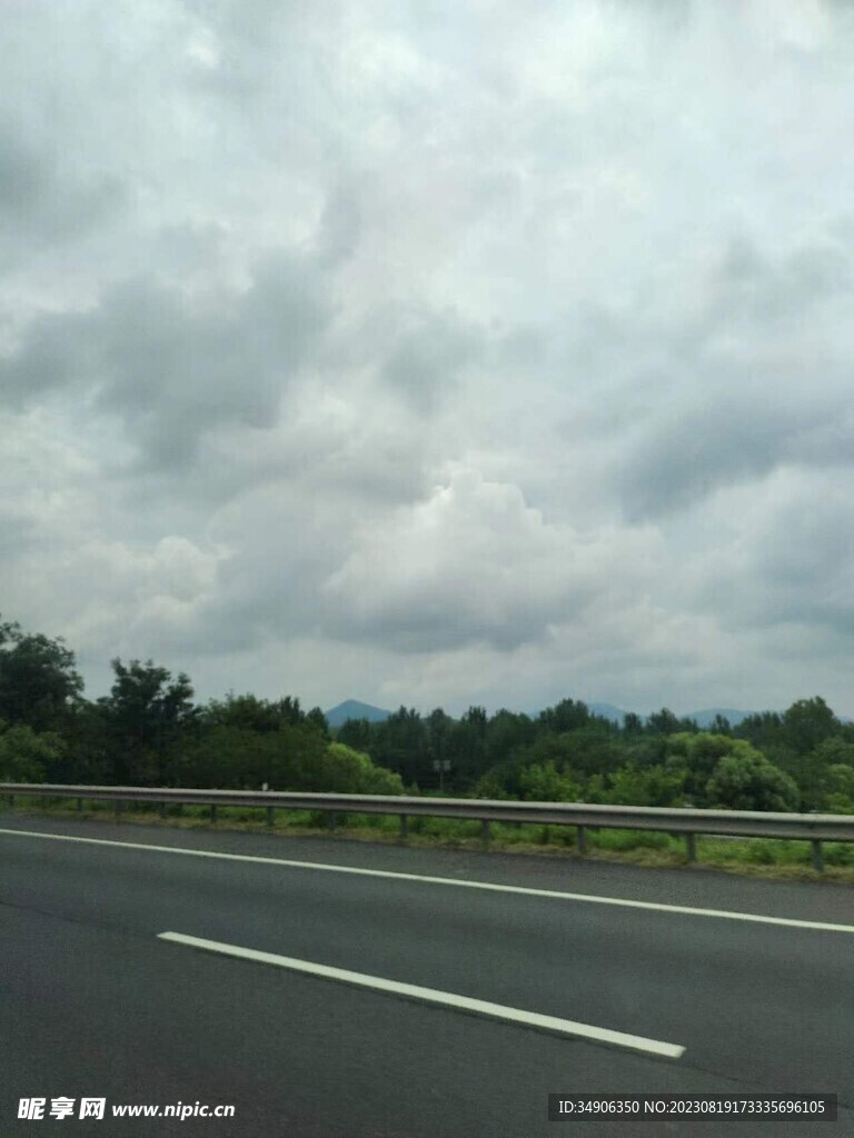 云彩与公路