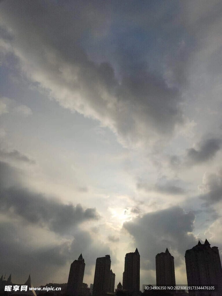 天空与楼房