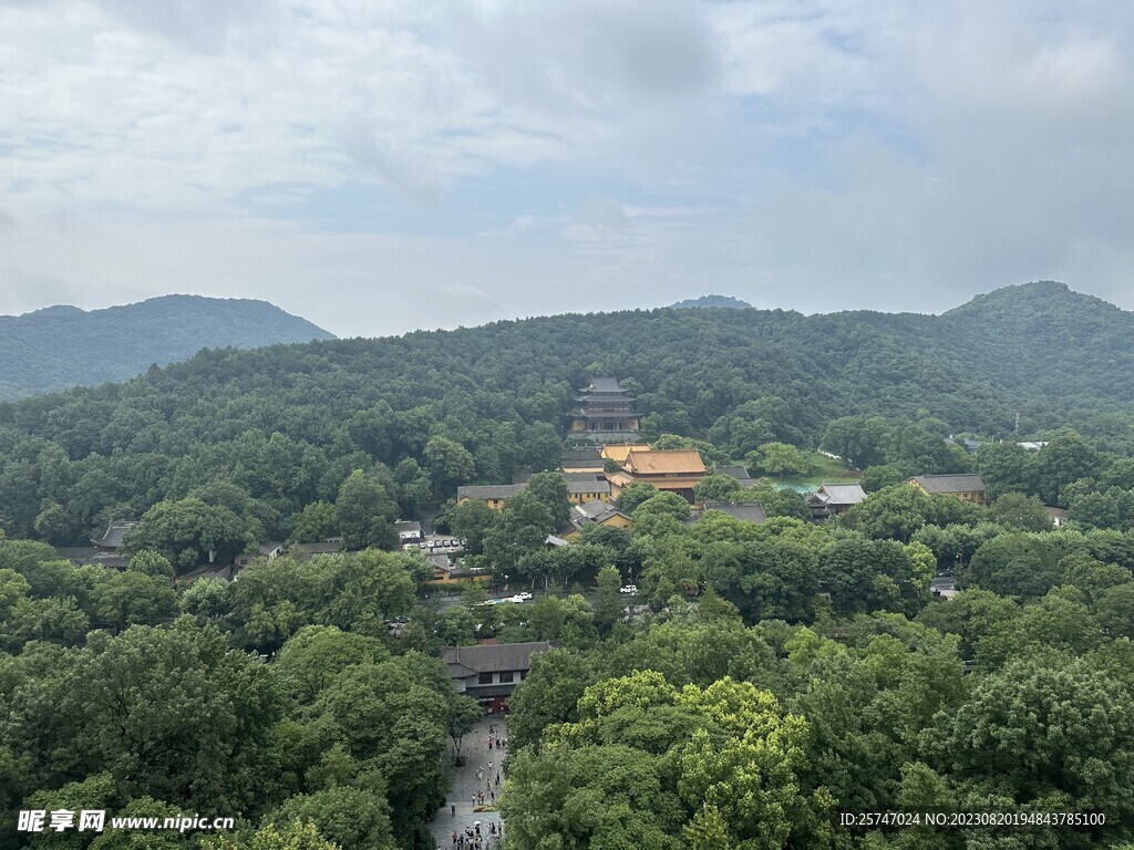 雷峰塔顶远眺净慈寺风景