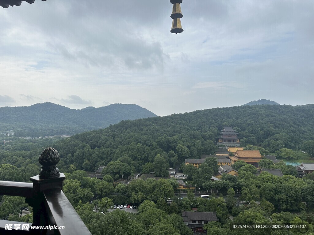 雷峰塔远眺净慈寺