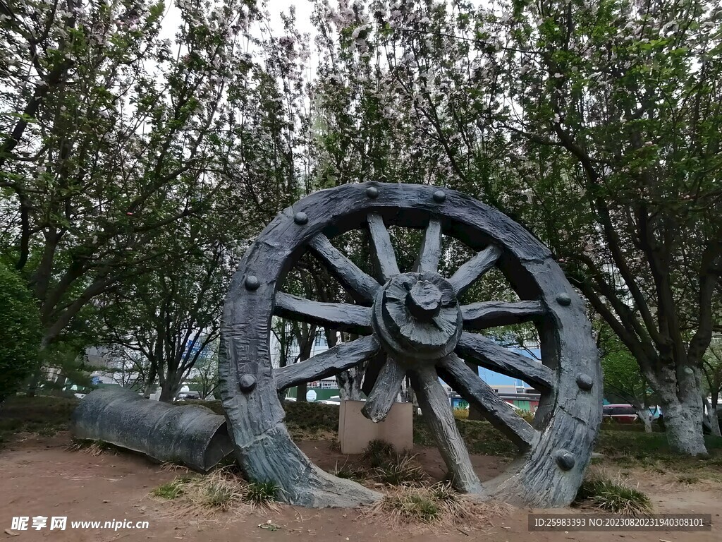 破旧的马车轮
