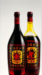 彝家白酒标签，黑红黄为主色调，玻璃瓶