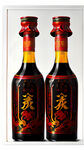 彝族高端白酒标签，黑红黄为主色调，精美华贵，加上汉字商标火连天，精细刻画，玻璃瓶