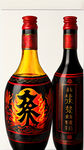 彝族白酒标签，黑红黄为主色调，精美华贵，加上汉字商标火连天，精细刻画，玻璃瓶