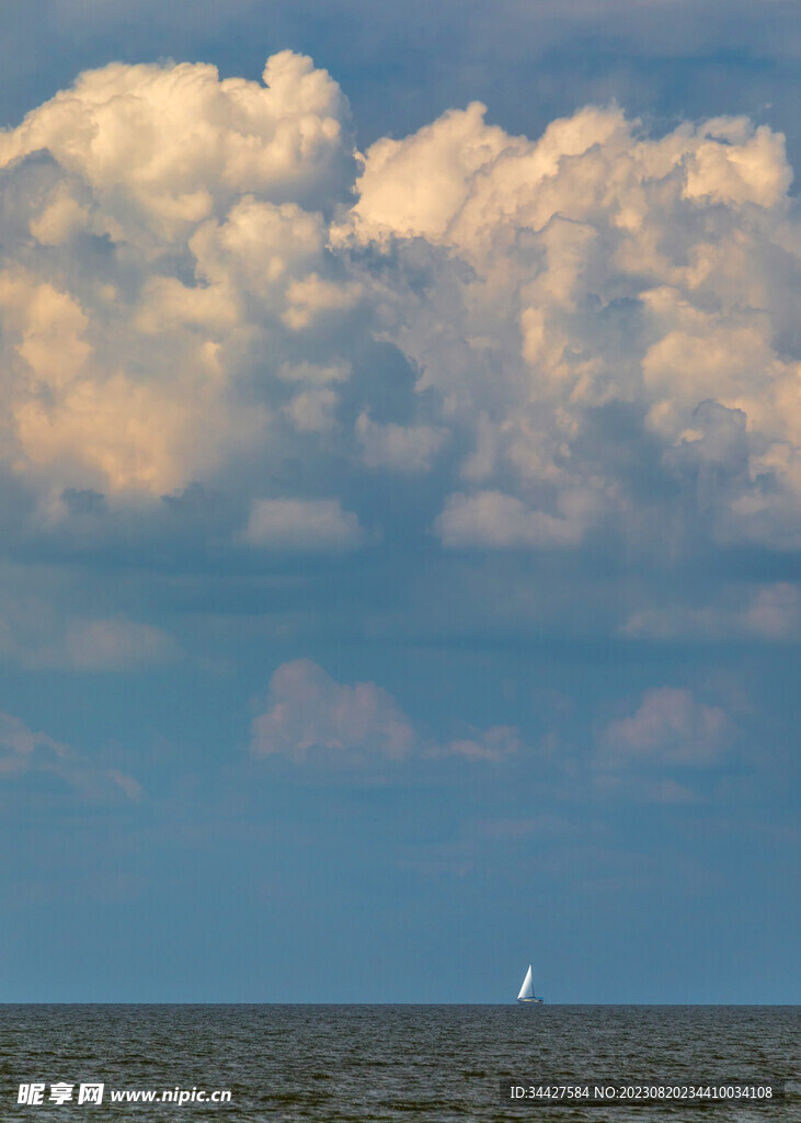 天空和帆船