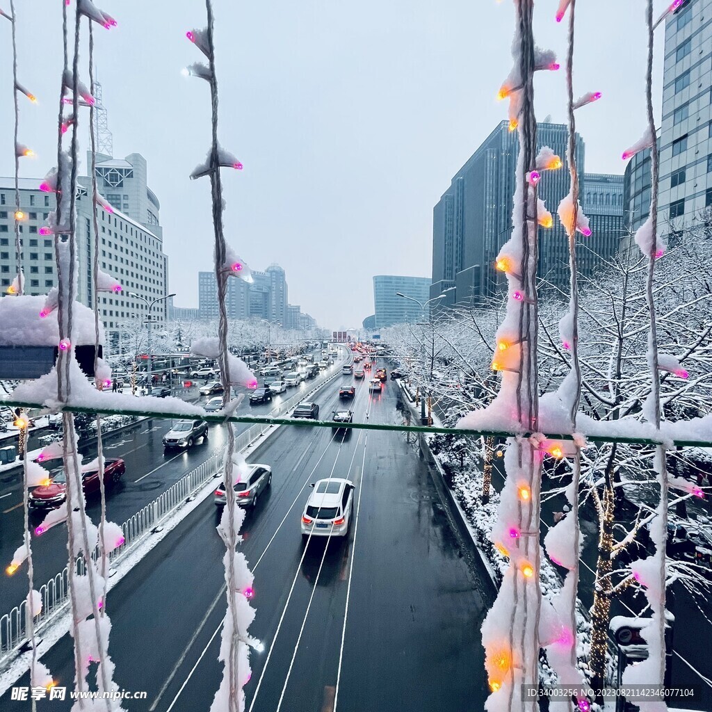 雪后的城市马路