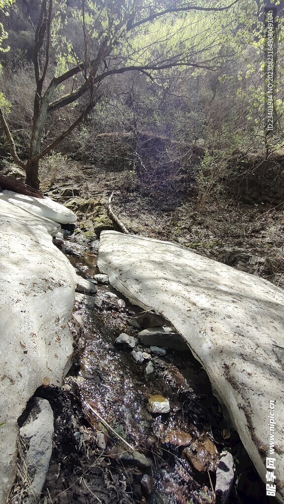 双龙峡雪融溪水