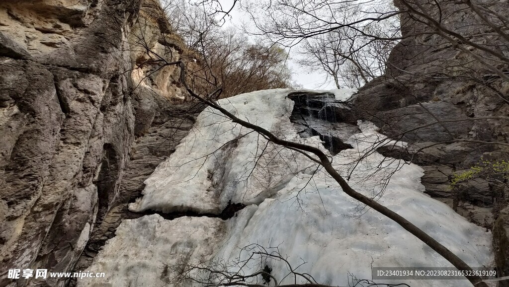 北京双龙峡结冰瀑布河流