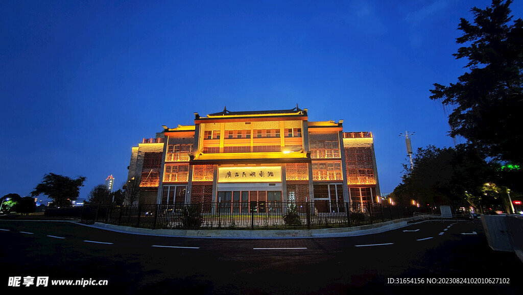 夜幕下的南宁广西民族剧院