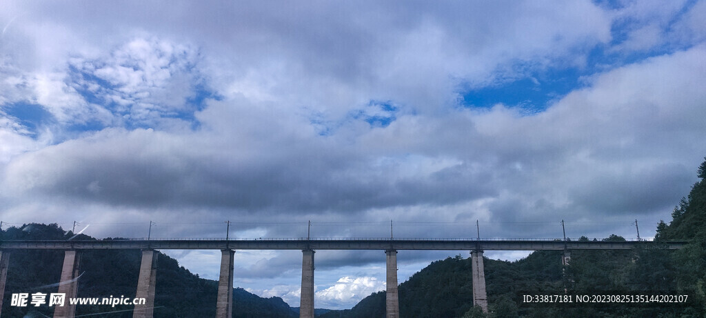 桥与云
